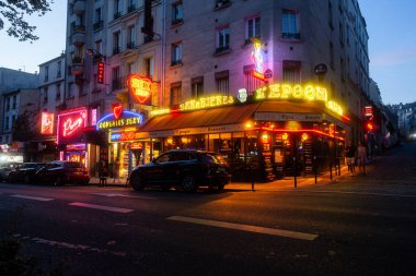 Paris, Fransa - 15 Temmuz 2022 'de Paris' teki Pigalle bölgesinin gece manzarası