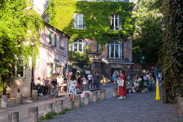 2022年7月15日パリのモンマルトル地区にあるLa Maison Roseというピンクの家のレストランがある居心地の良い古い通り — ストック写真
