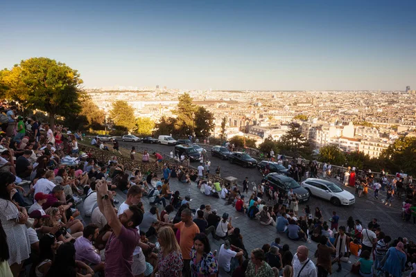 Παρίσι Γαλλία Ιουλίου Πλήθος Στις Σκάλες Θέα Την Πόλη Του — Φωτογραφία Αρχείου