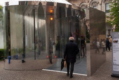 Milan, İtalya - 21 Nisan 2023: Sinestetik Girdap Odile Decq tarafından tasarlandı. Fuorisalone, Milan Tasarım Haftası 2023