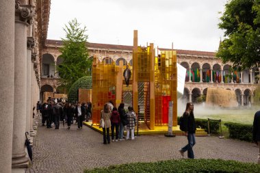 Milan, İtalya - 21 Nisan 2023: Ma Yansong liderliğindeki MAD Mimarlar, Interni ve AXA IM ALTS işbirliğiyle Milan Tasarım Haftası 2023 Fuorisalone Momentum kurulumunu sundu.