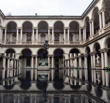 Milan, İtalya - 21 Mayıs 2023: Grohe Spa tarafından Salone del Mobile sırasında Pinacoteca di Brera 'nın avlusuna Sağlık Kurulumu