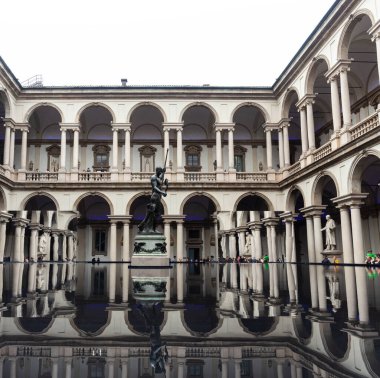 Milan, İtalya - 21 Mayıs 2023: Grohe Spa tarafından Salone del Mobile sırasında Pinacoteca di Brera 'nın avlusuna Sağlık Kurulumu