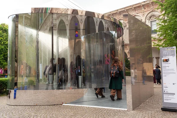 Milão Itália Abril 2023 Instalação Intitulada Synesthetic Swirl Projetada Por — Fotografia de Stock