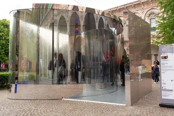 Milão Itália Abril 2023 Instalação Intitulada Synesthetic Swirl Projetada Por — Fotografia de Stock