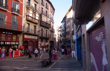 Pamplona, İspanya - 31 Temmuz: Eski kentin antik caddesinde yürüyen turistler