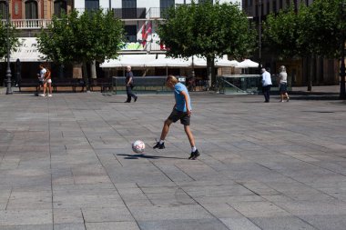 Pamplona, İspanya - 31 Temmuz: Castillo Meydanı 'nda futbol oynayan beyaz bir çocuk