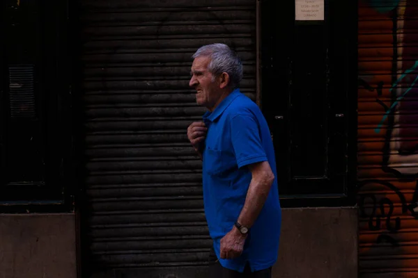 スペイン パンプローナ7月31日 青いシャツを着た老人がパンプローナの街を歩く — ストック写真