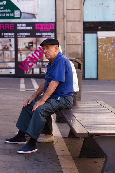 スペイン パンプローナ7月31日 パンプローナの通りのベンチに座って青いシャツを着た老人 — ストック写真