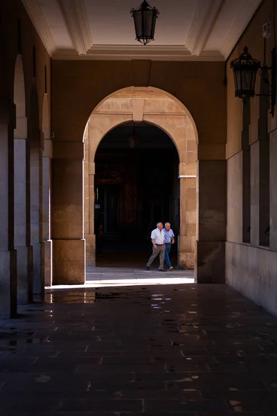 スペインのパンプローナ 7月31日 旧市街の歴史的な広場 カスティロ広場によってアーチ型の柱廊を歩く高齢者のカップル — ストック写真