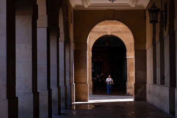 スペイン パンプローナ 7月31日 旧市街の歴史ある広場 カスティーリョ広場のアーチ型の柱廊を歩く人々 — ストック写真