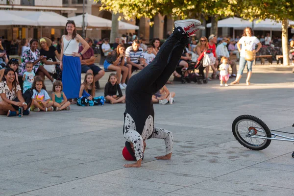 西班牙潘普洛纳 7月31日 一名小丑街头表演者在城市广场上下颠倒表演 许多孩子都在观看 — 图库照片