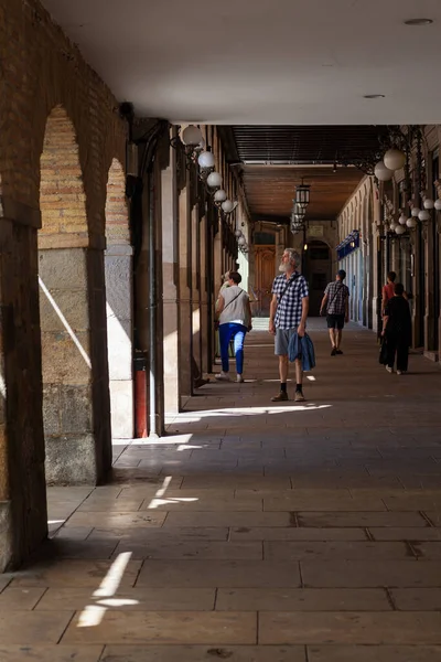 スペイン パンプローナ2022年7月31日旧市街の広場 カスティーリョ広場のアーチ型の柱廊を歩く人々 — ストック写真