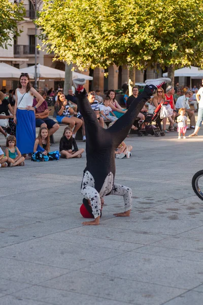 西班牙潘普洛纳 7月31日 一名小丑街头表演者在城市广场上下颠倒表演 许多孩子都在观看 — 图库照片