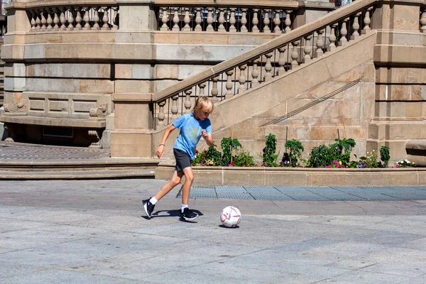 Pamplona Spanje Juli Een Kaukasisch Kind Dat Voetbal Speelt Het — Stockfoto