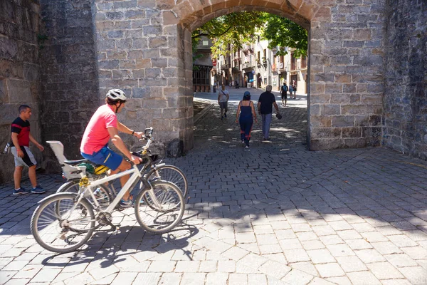 潘普洛纳 西班牙 7月31日 骑自行车的人穿过中世纪的法国大门到达法国 — 图库照片