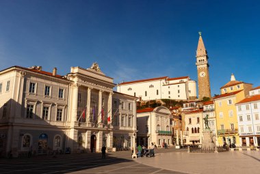 Piran, Slovenya - 14 Ocak 2023: Piran kasabasındaki Tartini ana meydanının görüntüsü