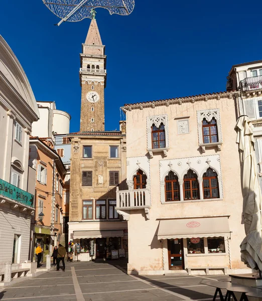 スロベニアのピラン 2023年1月14日 ピランのタルティーニ広場にあるヴェネツィアの家と鐘楼の眺め — ストック写真