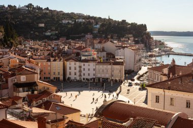 Giuseppe Tartini ana meydanında Piran şehri manzaralı, güneybatı Slovenya 'da kırmızı çatıları ve Adriyatik denizi olan antik binalar
