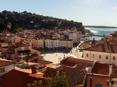 Giuseppe Tartini ana meydanında Piran şehri manzaralı, güneybatı Slovenya 'da kırmızı çatıları ve Adriyatik denizi olan antik binalar