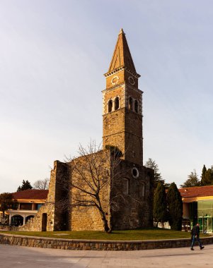 Piran ve Portoroz, Slovenya yakınlarındaki San Barnardin antik manastırı manzarası