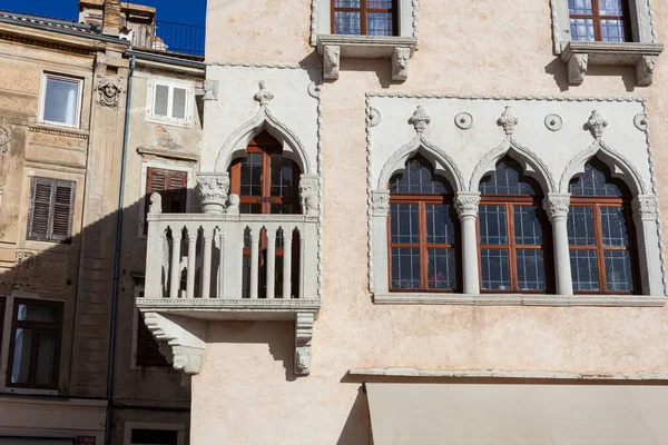 ピラン スロベニア 2023年1月14日 15世紀半ばからゴシック様式の建築物を持つヴェネツィアの家は タルティーニ広場に石のバルウストレードとトリプルランセットの窓とコーナーバルコニーを備えています — ストック写真