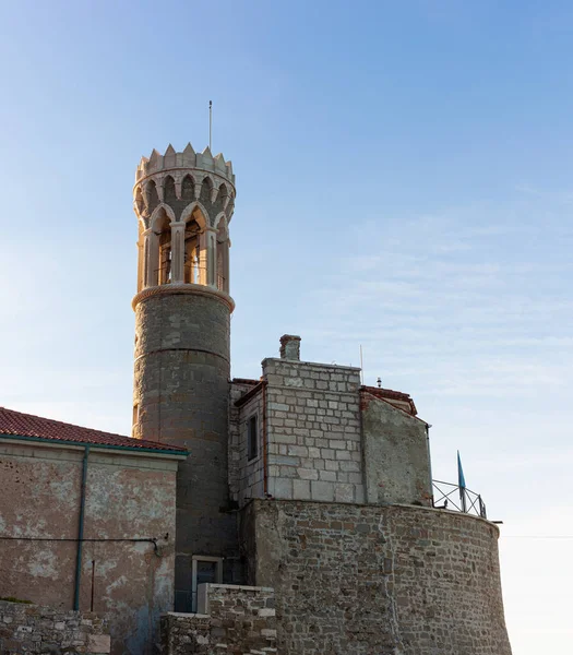 Leuchtturm Der Stadt Piran Der Adria Eine Der Wichtigsten Touristenattraktionen — Stockfoto