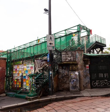 Milan, İtalya - 21 Nisan 2023: Porta Cenova 'yı Tortona Caddesi' ne bağlayan ünlü Demir Köprü