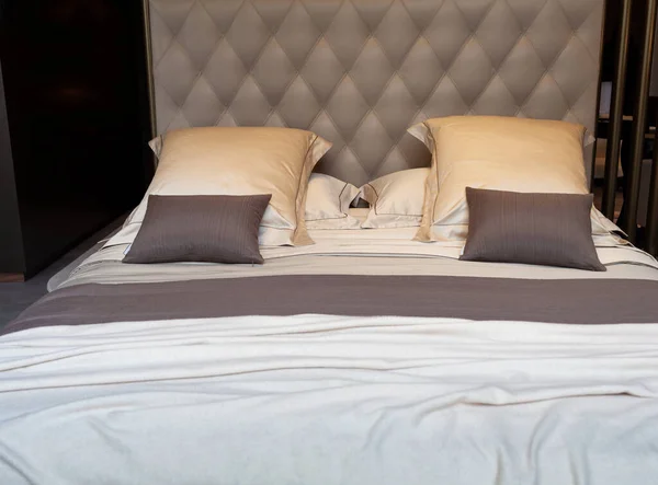 Blick Auf Ein Doppelbett Klassischen Stil — Stockfoto