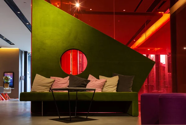 Mailand Italien April 2023 Modernes Wohnzimmerinterieur Mit Stilvollem Bequemen Sofa — Stockfoto