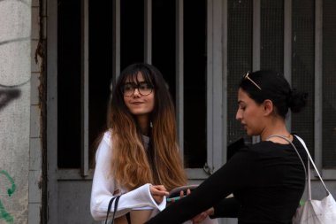 Milan, İtalya - 22 Nisan 2023: Milan Tasarım Haftası 2023 'te Alcova Ex Mattatoio' da düzenlenen sergide iki genç kadın