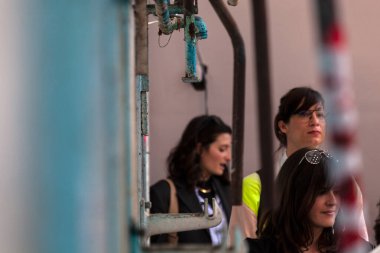 Milan, İtalya - 22 Nisan 2023: Alcova Ex Mattatoio 'da düzenlenen Milan Tasarım Haftası 2023 sergisi sırasında modern tasarımı inceleyen genç kadınlar