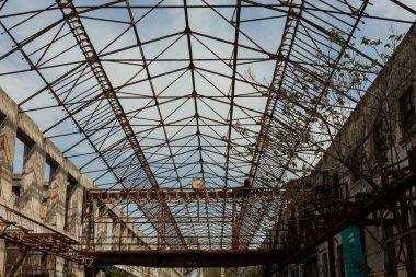 Milan, İtalya - 22 Nisan 2023: Milan Tasarım Haftası 'nda Alcova' nın Ex Mattatoio 'sunun demir çatısı