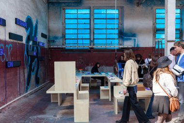 Milan, İtalya - 22 Nisan 2023: NABA, Nuova Accademia di Belle Arti öğretim üyeleri ve öğrenciler arasındaki insan ve tasarım ilişkilerini konu alan bir sergi sunar. Sergide Milan Salon haftası boyunca çok disiplinli deneyimler sergileniyor