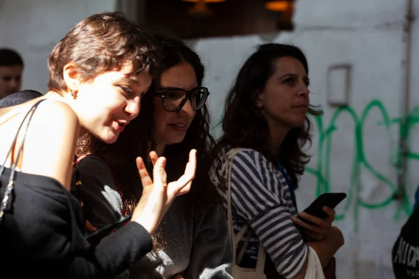 Милан Италия Апреля 2023 Года Две Молодые Женщины Комментируют Экспонируемые — стоковое фото