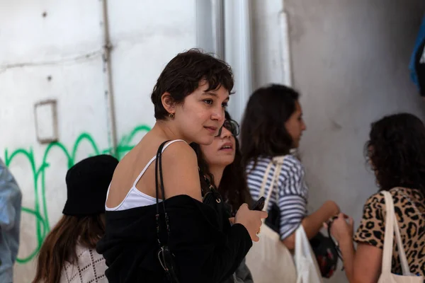 Милан Италия Апреля 2023 Года Молодые Женщины Изучающие Современный Дизайн — стоковое фото