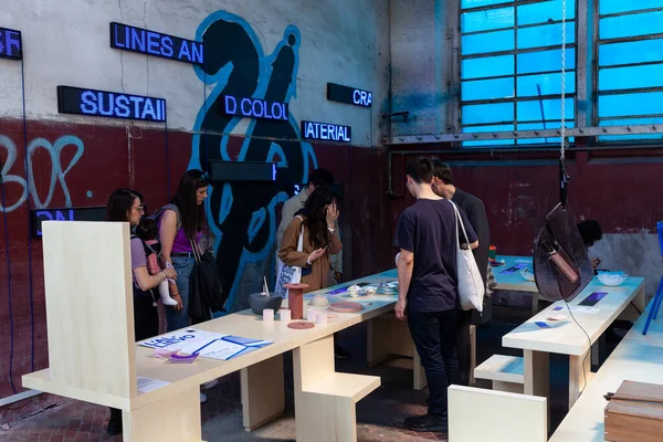 Milan, İtalya - 22 Nisan 2023: NABA, Nuova Accademia di Belle Arti öğretim üyeleri ve öğrenciler arasındaki insan ve tasarım ilişkilerini konu alan bir sergi sunar. Sergide Milan Salon haftası boyunca çok disiplinli deneyimler sergileniyor