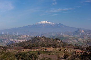 Sicilya 'da, arka planda Etna volkanı olan antik Yunan şehri Morgantina' nın panoramik manzarası