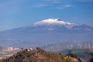 Sicilya 'da, arka planda Etna volkanı olan antik Yunan şehri Morgantina' nın panoramik manzarası