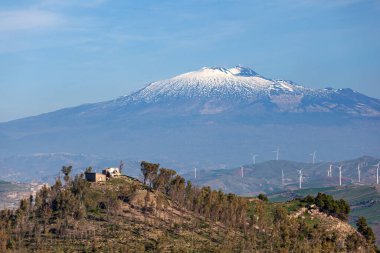 Etna yanardağının karlı silueti güzel güneşli bir günde Morgantina, Orta Sicilya kırsalından görüldü.