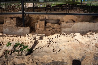 Sicilya 'daki eski Morgantina kasabasındaki Kuzey hamamlarının kalıntıları.