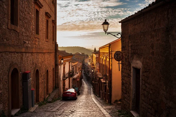 イタリアのシチリア島のEnna州の日没でAidoneの古い家と通り — ストック写真