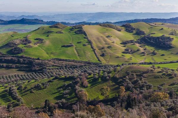 意大利西西里恩纳省以考古遗址闻名的莫根蒂娜小镇的山谷和田野景观 — 图库照片