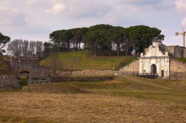 İtalya 'nın Porta Aquileia kentindeki Aquileia kapısı Palmanova Kalesi' ne açılıyor.