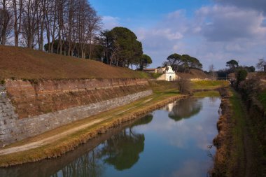 İtalya 'nın Palmanova kentindeki İtalyan yıldızının güney kapısı olan Porta Marittima' ya da Porta Aquileia adı verilir.