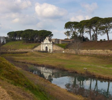 İtalya 'nın Palmanova kentindeki İtalyan yıldızının güney kapısı olan Porta Marittima' ya da Porta Aquileia adı verilir.