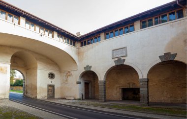 İtalyan Porta Aquileia 'daki Aquileia kapısının verandası, İtalya' nın Friuli Venezia Giulia kentindeki Palmanova kalesinin girişi.