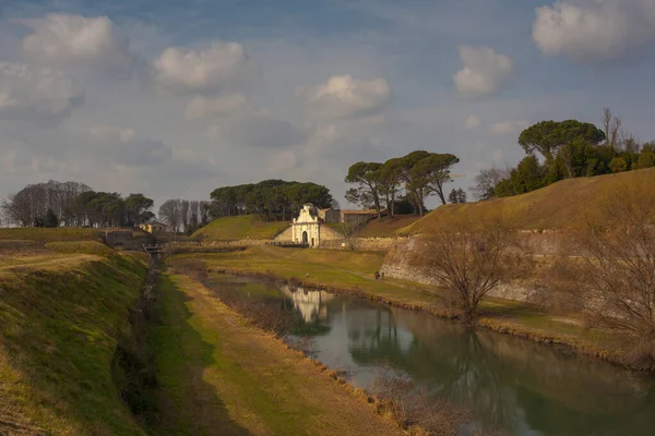 Ramparts和Porta Aquileia的景观也被称为 Porta Marittima 意大利帕玛诺瓦形状的意大利之星的南门 — 图库照片