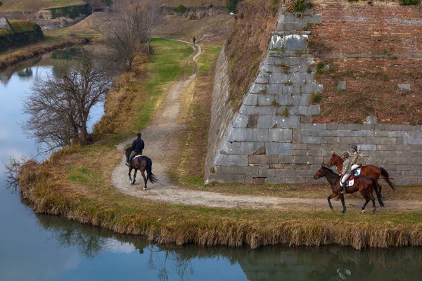 Palmanova Italië Februari 2023 Paardrijders Verkennen Sierlijk Bastions Van Palmanova — Stockfoto