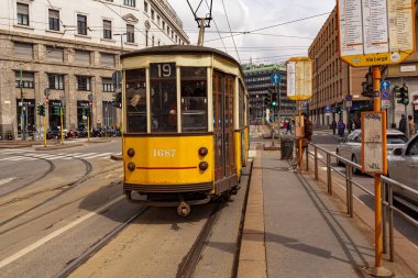 Milano, İtalya - 21 Nisan 2023: Tipik 19 numaralı sarı tramvay